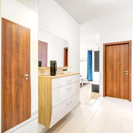 Apartman Modern With Free Garage And Balcony In The Downtown *